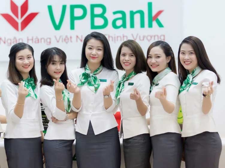 Sự kết hợp giữa bảng tên nhân viên và đồng phục văn phòng