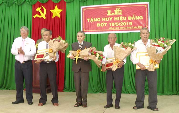Lễ trao tặng Huy hiệu Đảng được tổ chức tại các cơ sở Đảng