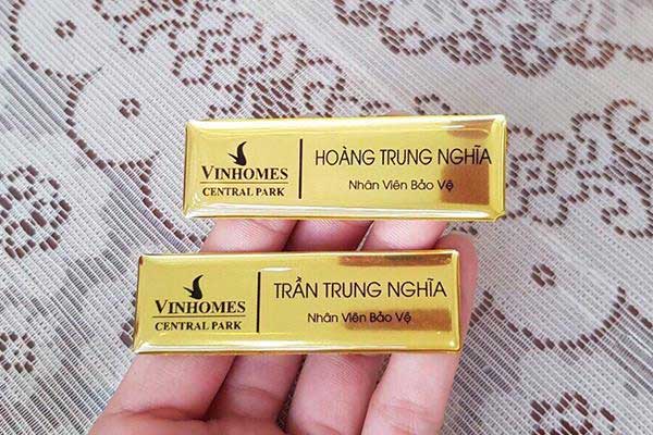 Giải đáp thắc mắc: Nhân viên đeo bảng tên bên trái hay phải?