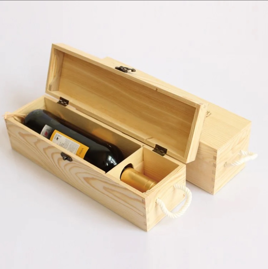 Hộp gỗ đơn đựng rượu vang được thiết kế nhỏ gọn để đựng vừa được 1 chai rượu ở bên trong